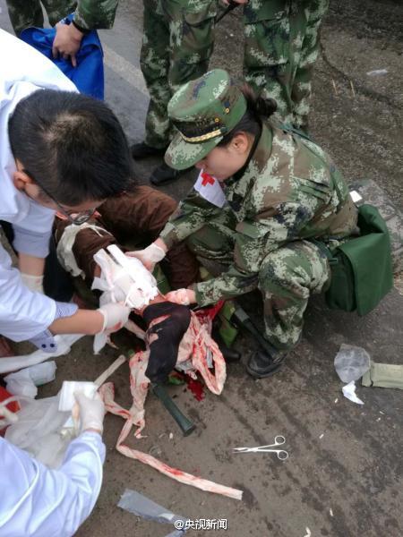 货车追尾司机生命垂危 路过武警紧急救援