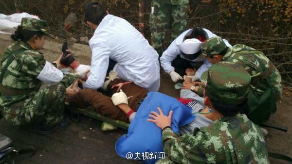 货车追尾司机生命垂危 路过武警紧急救援