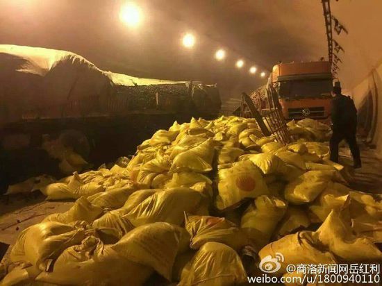 福银高速南秦河隧道内11车连撞