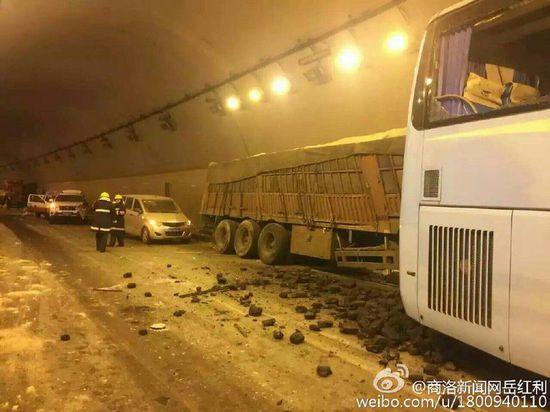 福银高速南秦河隧道内11车连撞