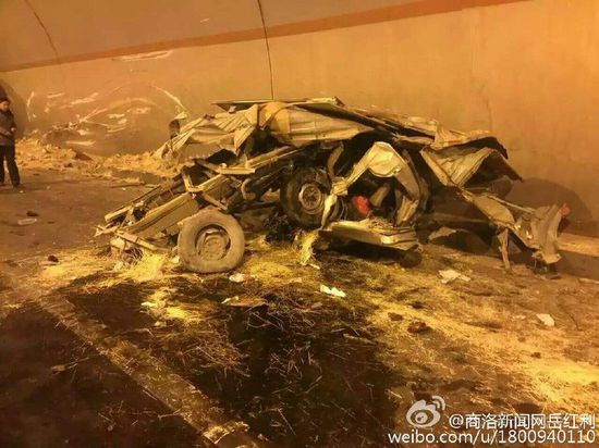 福银高速南秦河隧道内11车连撞