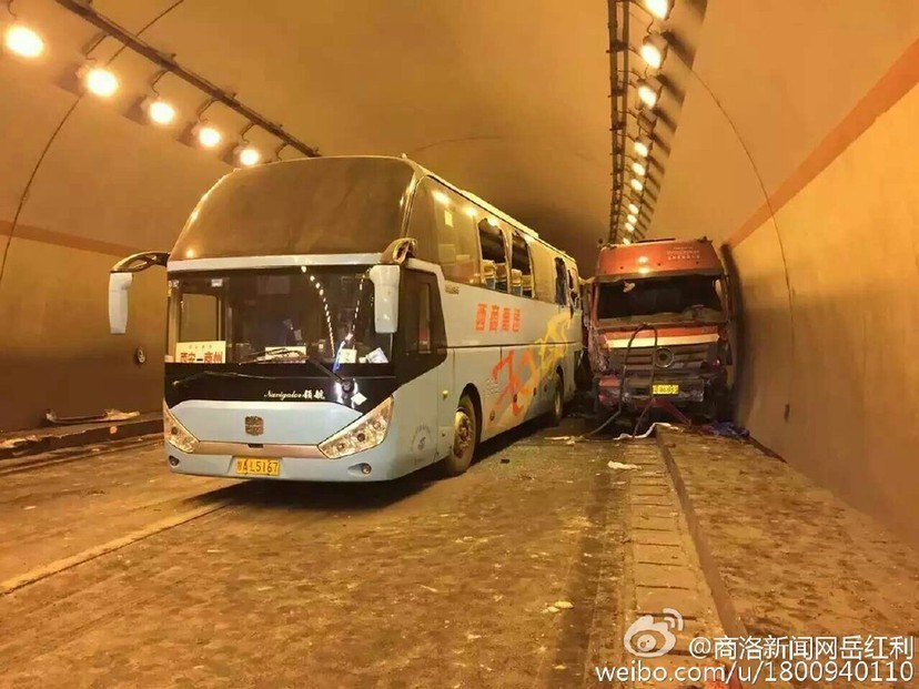 福银高速南秦河隧道内11车连撞