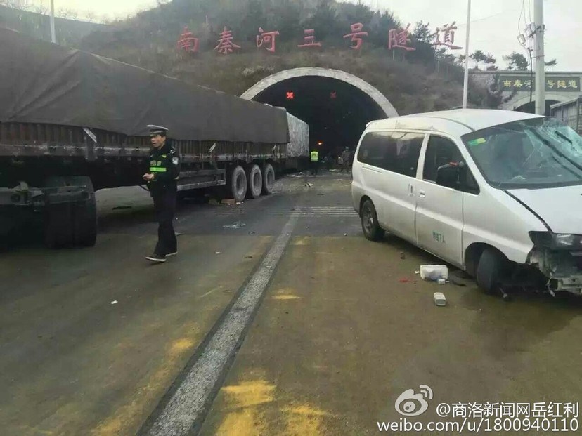 福银高速南秦河隧道内11车连撞