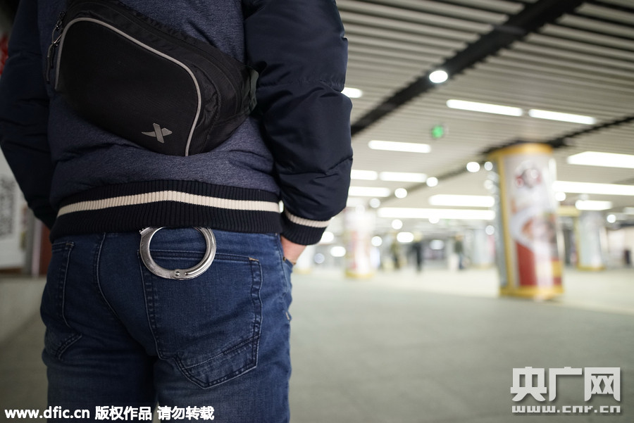 北京西站“首都门神” 便衣警察无声守护春运安全