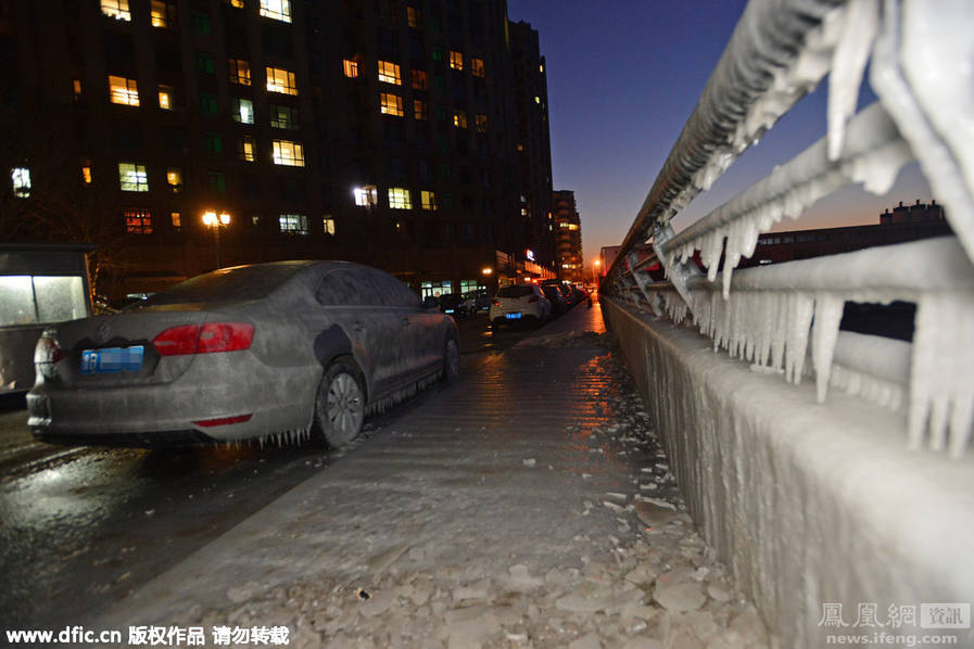 青岛：停在海边的小轿车被“冰封”