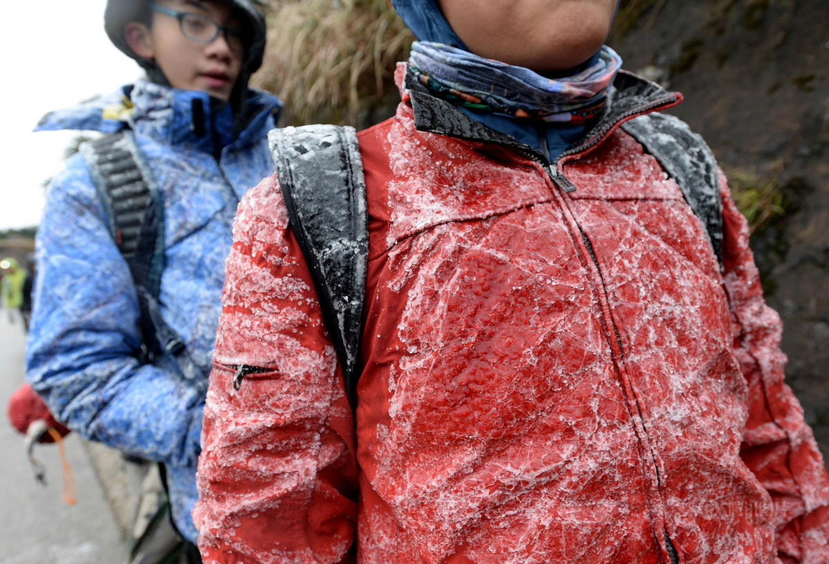 香港59年来最强寒潮 大批登山客被困山上