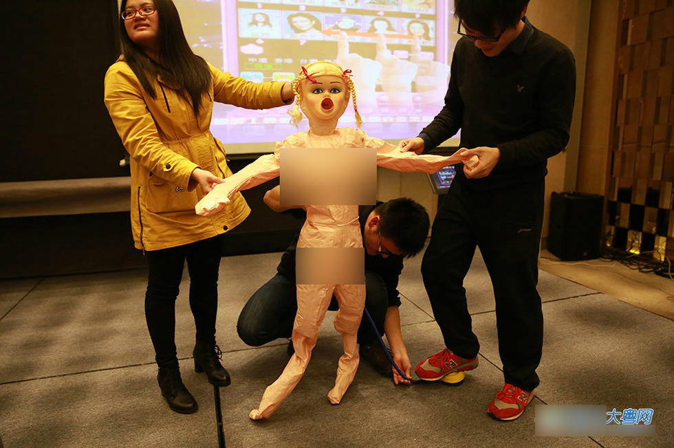 广州:公司年终奖给员工发充气娃娃 现场演示用法