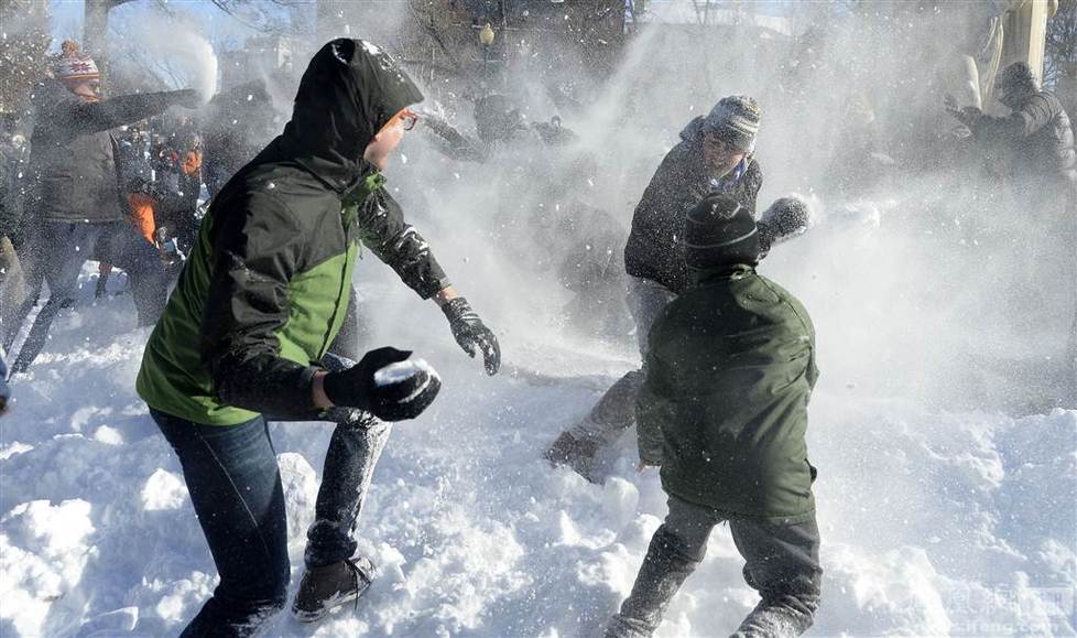 美国东海岸快被大雪“埋”了