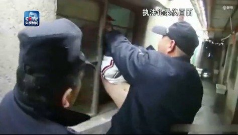 笨贼作案被卡窗户 民警解救后将其抓捕