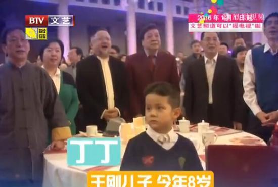 68岁王刚8岁儿子曝光 与其外孙同岁