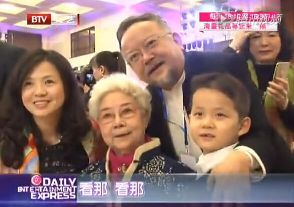 68岁王刚8岁儿子曝光 与其外孙同岁