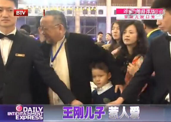 68岁王刚8岁儿子曝光 与其外孙同岁