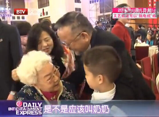 68岁王刚8岁儿子曝光 与其外孙同岁