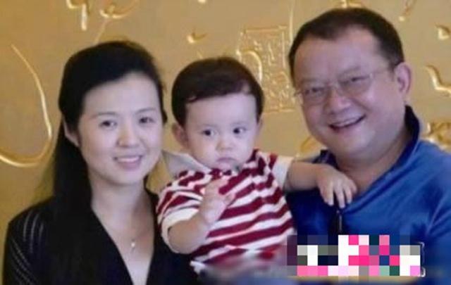 68岁王刚8岁儿子曝光 与其外孙同岁