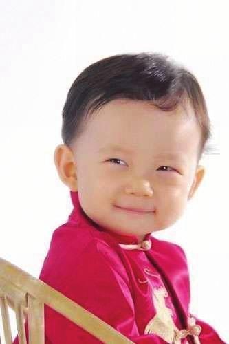 68岁王刚8岁儿子曝光 与其外孙同岁