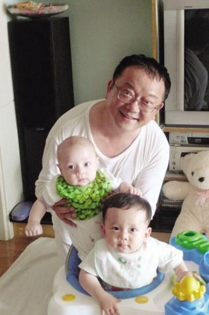 68岁王刚8岁儿子曝光 与其外孙同岁
