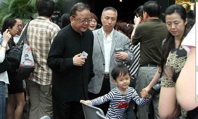 68岁王刚8岁儿子曝光 与其外孙同岁