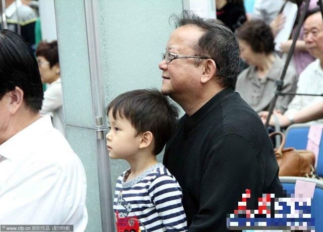 68岁王刚8岁儿子曝光 与其外孙同岁