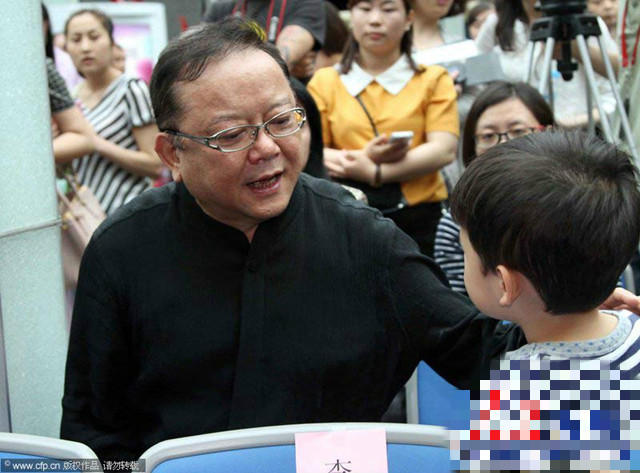 68岁王刚8岁儿子曝光 与其外孙同岁