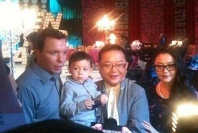 68岁王刚8岁儿子曝光 与其外孙同岁