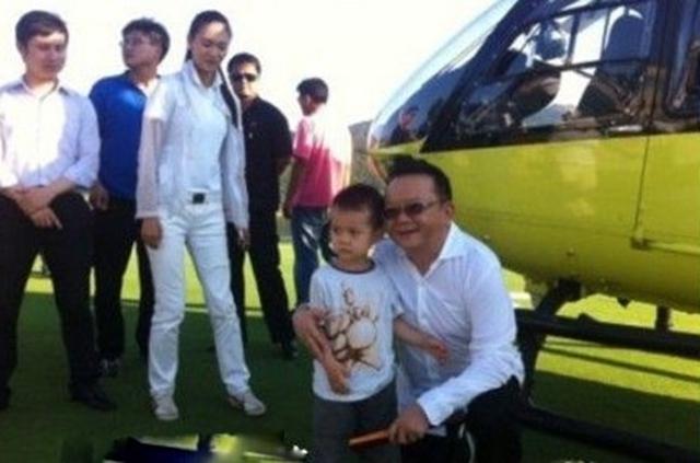 68岁王刚8岁儿子曝光 与其外孙同岁
