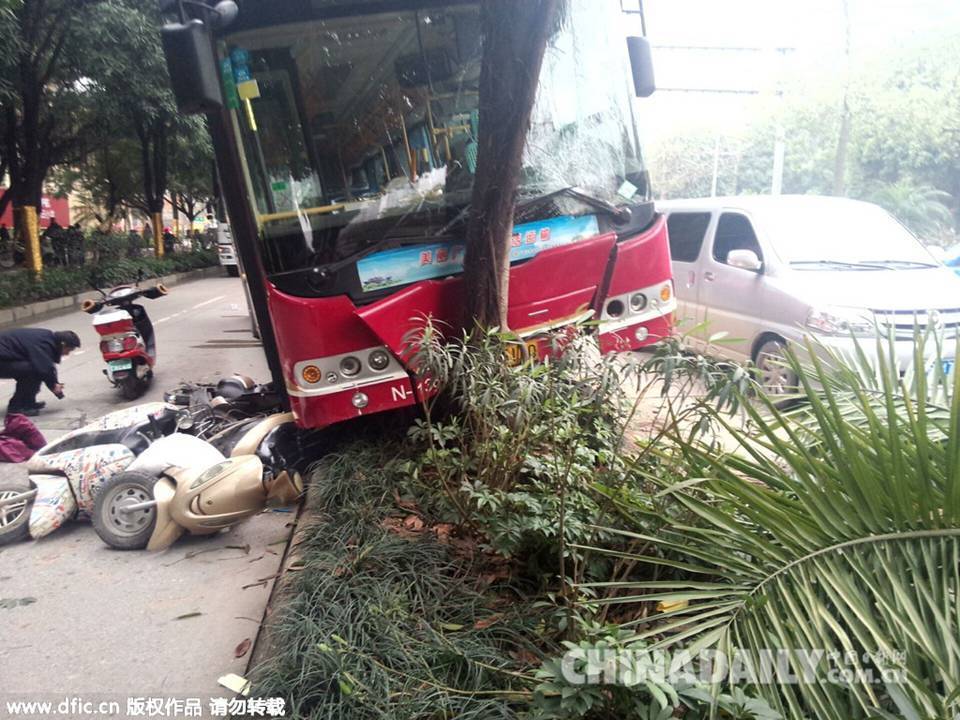 南宁公交车连撞4车 致一女子当场死亡