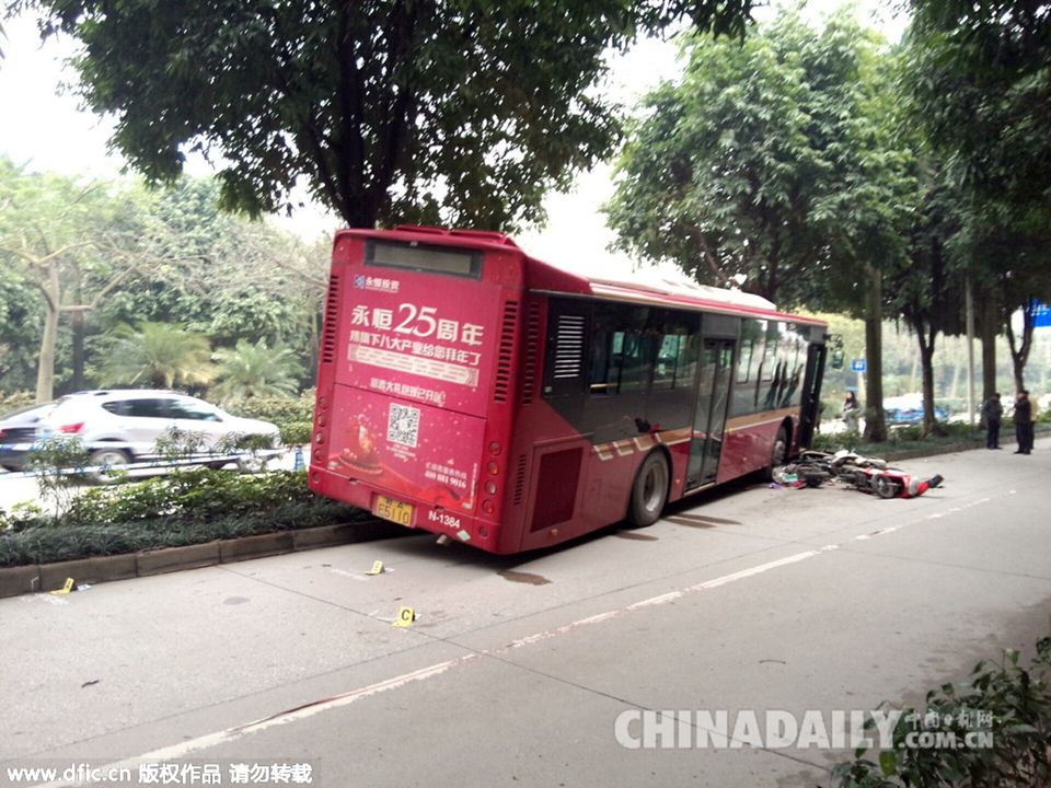 南宁公交车连撞4车 致一女子当场死亡