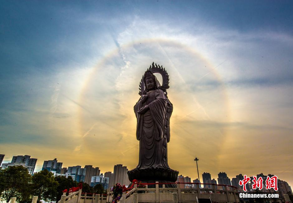 武汉归元寺现日晕景观 如“佛光”显现