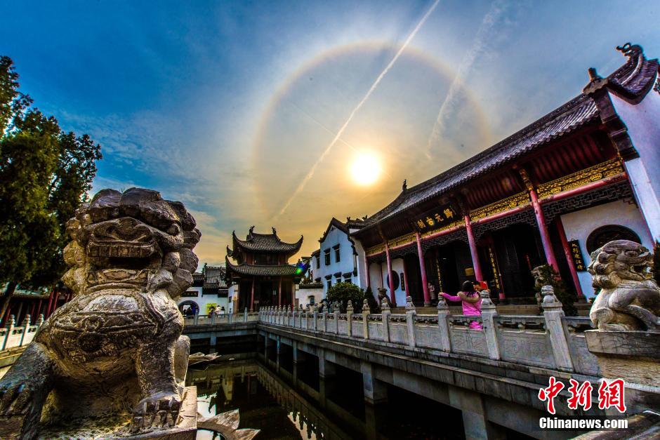 武汉归元寺现日晕景观 如“佛光”显现