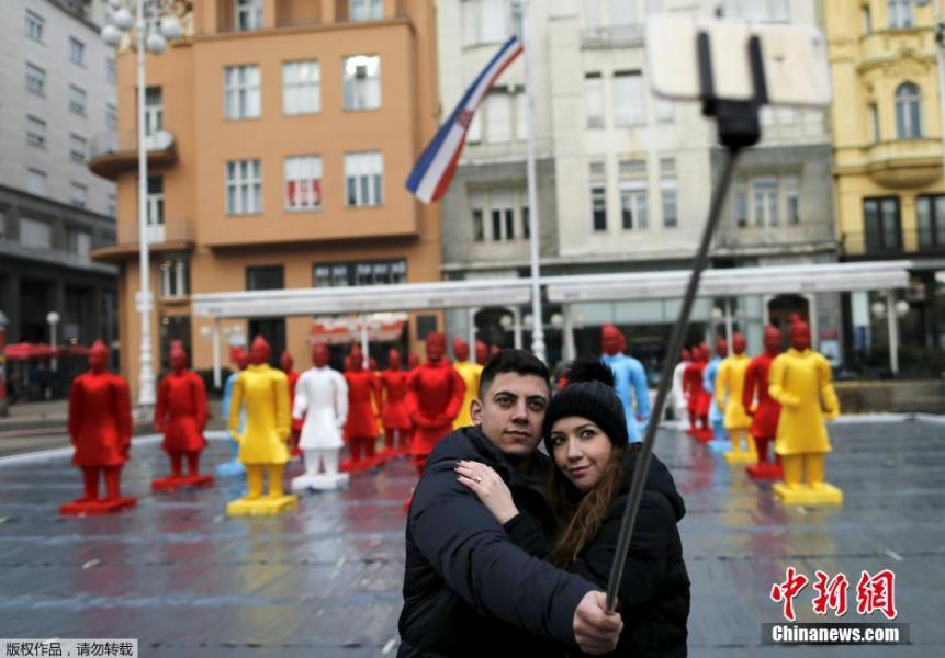 彩色兵马俑现克罗地亚广场 迎接中国春节