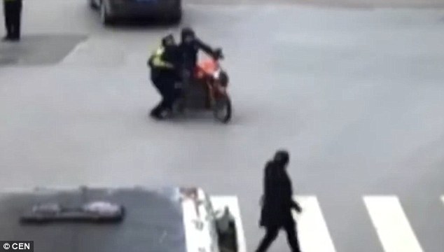 为避处罚 男子骑摩托拖行交警500米