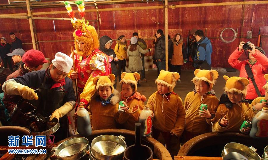 “美猴王”领衔 江苏镇江上演“万人打酱油”