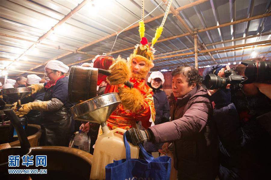 “美猴王”领衔 江苏镇江上演“万人打酱油”