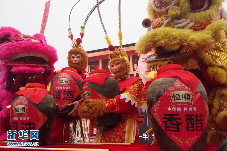 “美猴王”领衔 江苏镇江上演“万人打酱油”