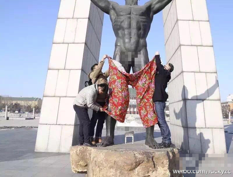 长春“裸男”雕塑被恶搞：穿上东北花色七分裤