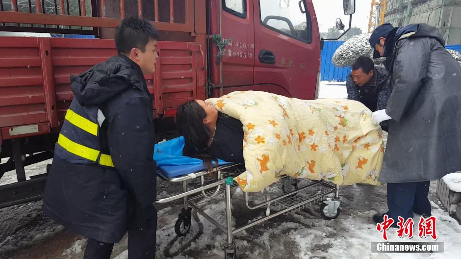 孕妇临产遇大雪封路 货车搭建临时产房