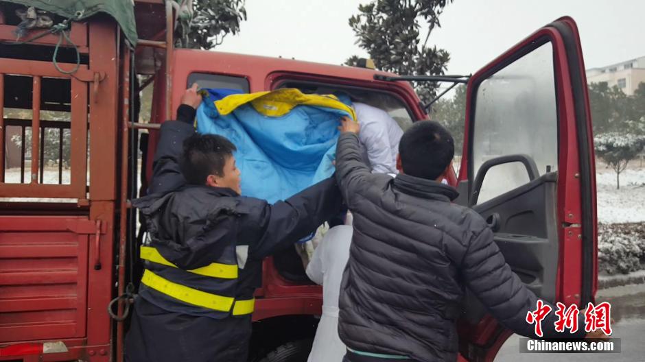 孕妇临产遇大雪封路 货车搭建临时产房