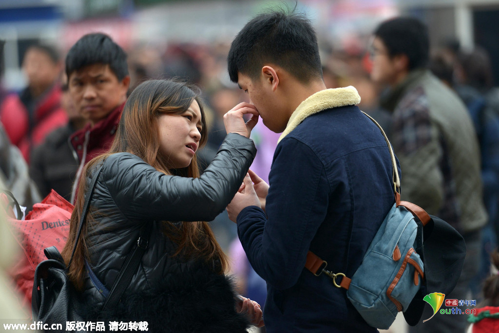 一个拥抱一场热吻 春运情侣花式“虐狗”[7]- 中国日报网