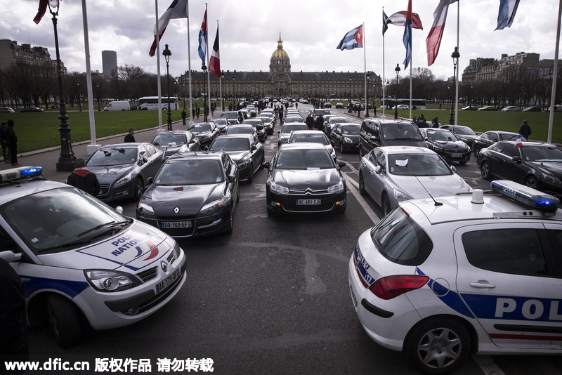 法国专车司机举行反出租车示威 支持Uber等打车应用