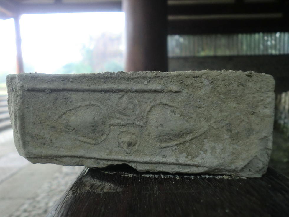 宁波发现“心心相印”图案古墓砖 在梁祝公园