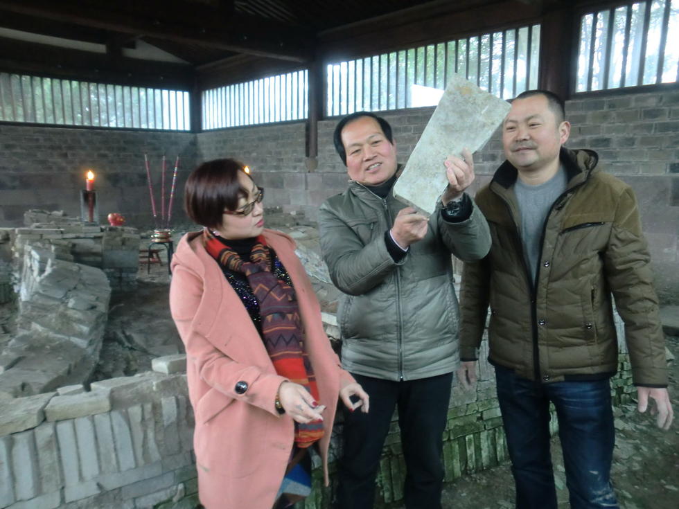 宁波发现“心心相印”图案古墓砖 在梁祝公园