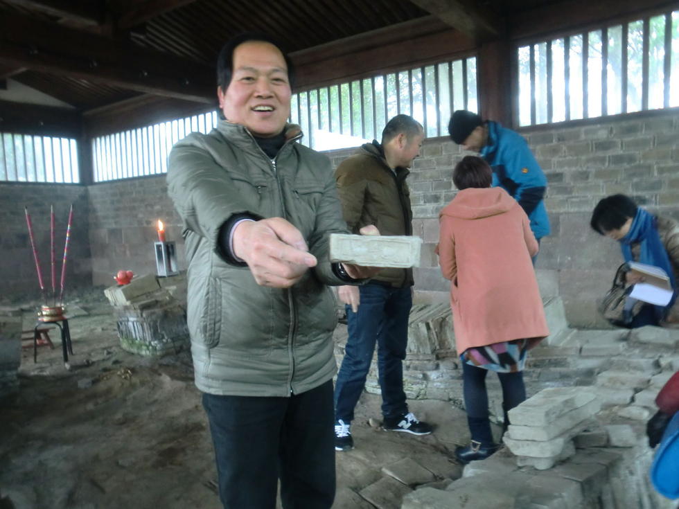 宁波发现“心心相印”图案古墓砖 在梁祝公园