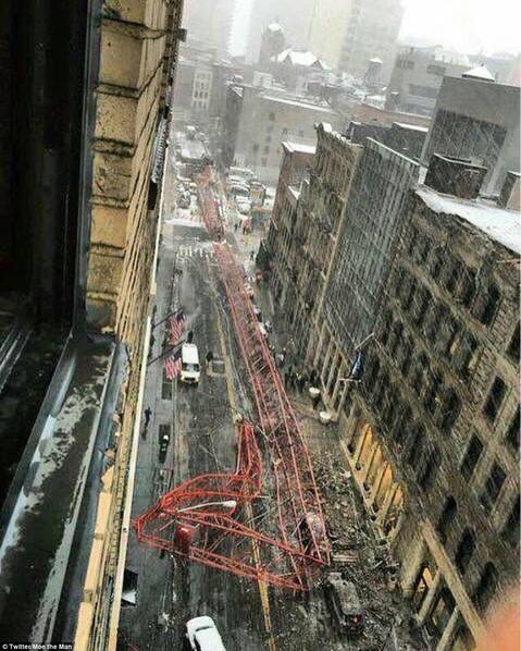 纽约曼哈顿：起重机倒塌砸翻整条街