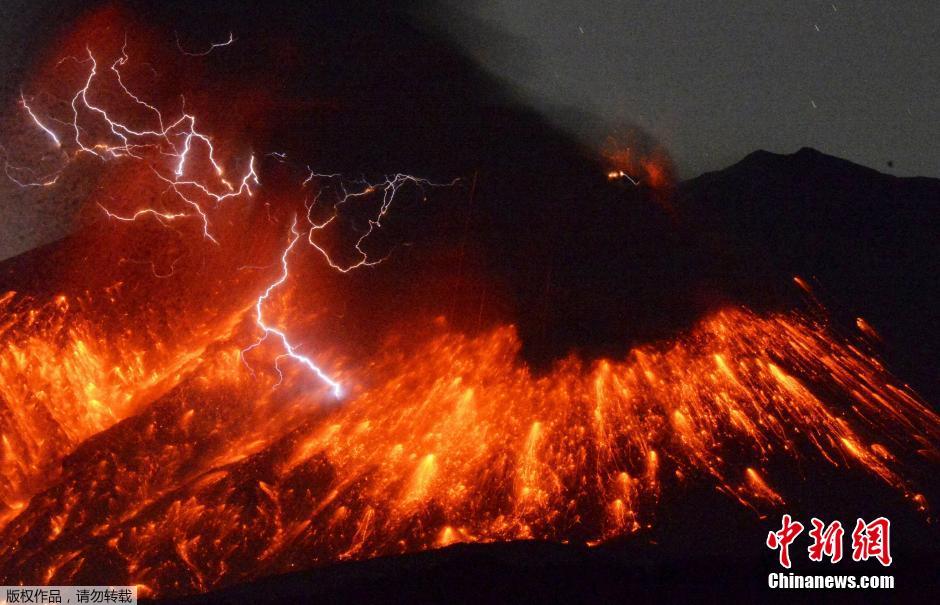 日本樱岛火山喷发 烟尘高达2200米