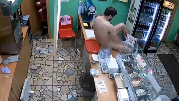 俄罗斯一裸男冲进咖啡馆 躺桌子上求死