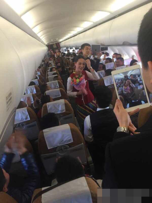 西藏航空一乘务员机上求婚成功