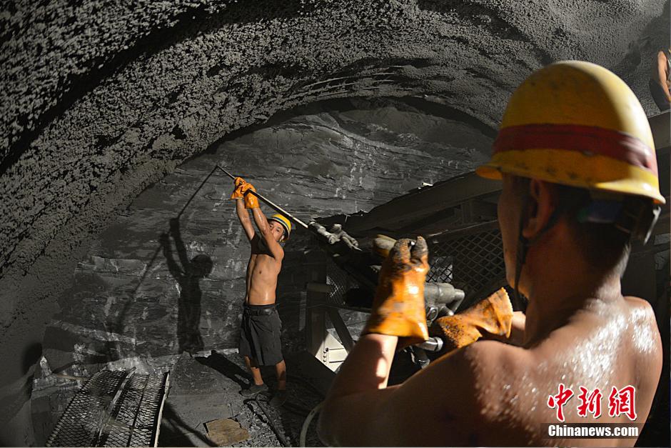 近500名隧道工人33度高温下过春节