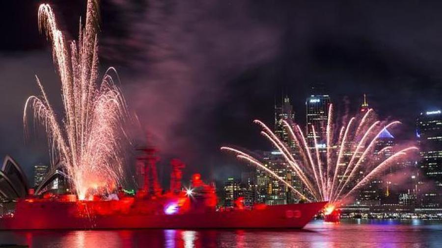 澳大利亚海军用战舰放烟花 绚烂壮观