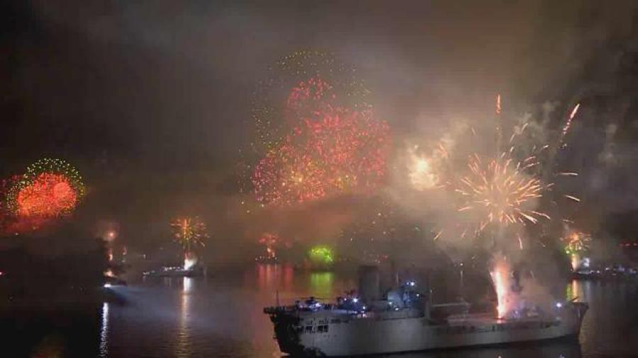 澳大利亚海军用战舰放烟花 绚烂壮观