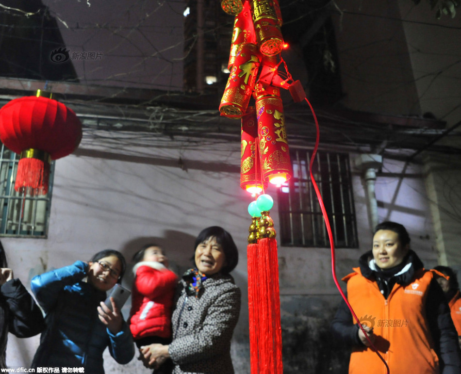 上海除夕禁放 电子鞭炮取代年味也浓